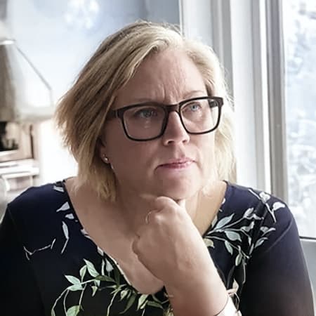 Tanja Graabæk er advokat og har arbejdet med familieret i mange år. Hun har en baggrund som jurist i Familieretshuset (både da det hed Statsamtet og Statsforvaltningen) og i den tidligere klageinstans Ankestyrelsen.