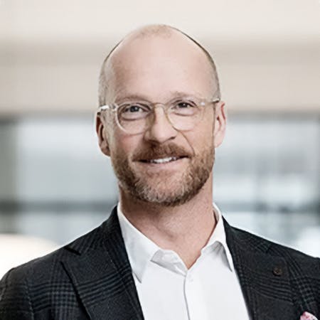Benjamin Lundström er partner i SIRIUS advokater og har siden 2004 arbejdet som mediator. Benjamin har haft mere end 350 mediationer og er på denne baggrund én af de mest erfarne mediatorer i Danmark.