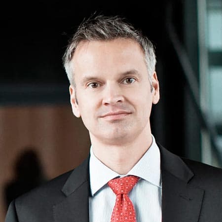 Martin Dahl Pedersen Martin Dahl Pedersen arbejder med immaterialret, procedure og voldgift inden for det erhvervsretlige område i bred forstand. Han har stor erfaring inden for ophavsret og medieret, lige som han igennem en række år har opdyrket særlige kompetencer inden for sport- og entertainmentjuraen.