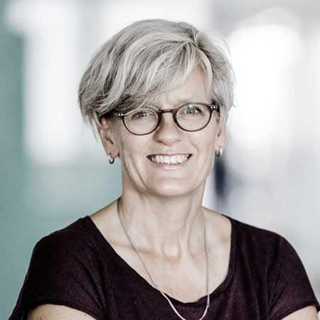 Britta-Moll-Bown Britta Moll Bowns speciale er miljøret i bred forstand og energiret. Britta rådgiver offentlige myndigheder om lovgivningsspørgsmål, administration og håndhævelse.