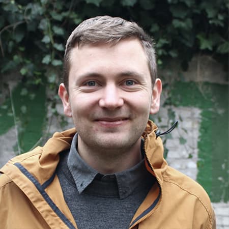 Christian Fromberg Christian Fromberg leder arbejdet for et grønt landbrug i balance med klimaet og naturen. Christian arbejder i dybden og bredden med landbrugets omstilling – og alle områderne berørt af landbruget – og han står altid klar med en analyse og kommentarer til aktuelle problemstillinger.