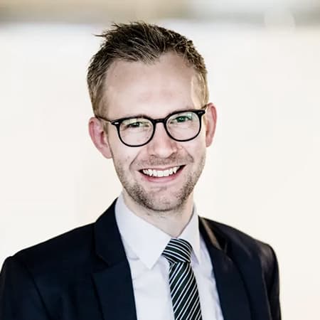 Casper Gregers Jensen Casper er specialiseret i entrepriseret og yder rådgivning til både offentlige og private klienter om komplekse entrepriseretlige forhold.