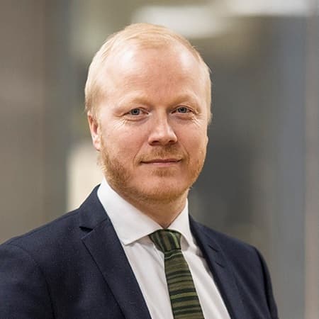 Jesper Nørgaard Rams Jesper Nørgaard Rams er erhvervsjuridisk rådgiver og Senior Director hos Poul Schmith/Kammeradvokaten. Han arbejder med udbudsret og kontraktret med særligt fokus på indkøb inden for forsvar og sikkerhed.
