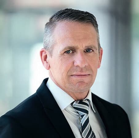 Steen Bechmann Jacobsen Steen Bechmann Jacobsen er tiltrådt som politidirektør for NSK d. 1/8-26. Han er tidligere statsadvokat ved Rigsadvokaten og direktør for Særlig Kontrol i Skattestyrelsen.