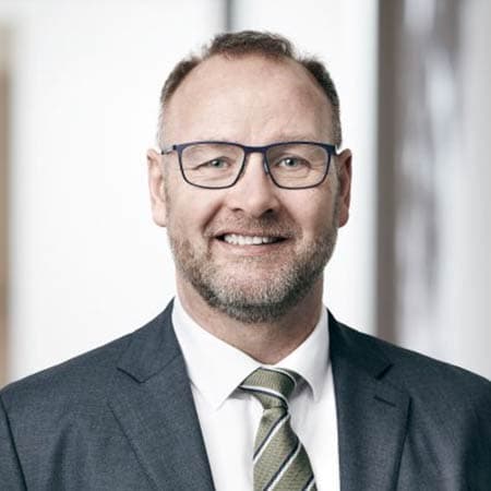 Peter Lilja Peter har mere end 30 års erfaring inden for den finansielle sektor – specialiseret i finansiering af fast ejendom, låneoptagelse, kreditvurdering, risikostyring samt opbygning af tjenester og platforme for aktivstyring og ledelse.