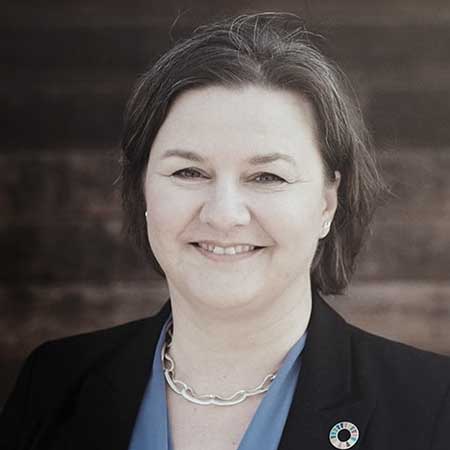 Helena Barton Helena Barton er Partner og leder hos Deloitte inden for Climate & Sustainability. Hun har 20 års international erfaring i at hjælpe organisationer med at træffe strategiske beslutninger med miljømæssige, sociale og ledelsesmæssige (ESG) risici for øje.