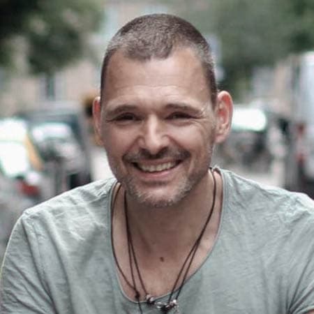 Rasmus Grosell Rasmus Grosell arbejder som konsulent og afholder foredrag, workshops og kurser inden for konfliktforståelse, mægling og forhandling samt kommunikation, psykisk arbejdsmiljø og medarbejdertrivsel. Han vejleder også ledere i konfliktforståelse.