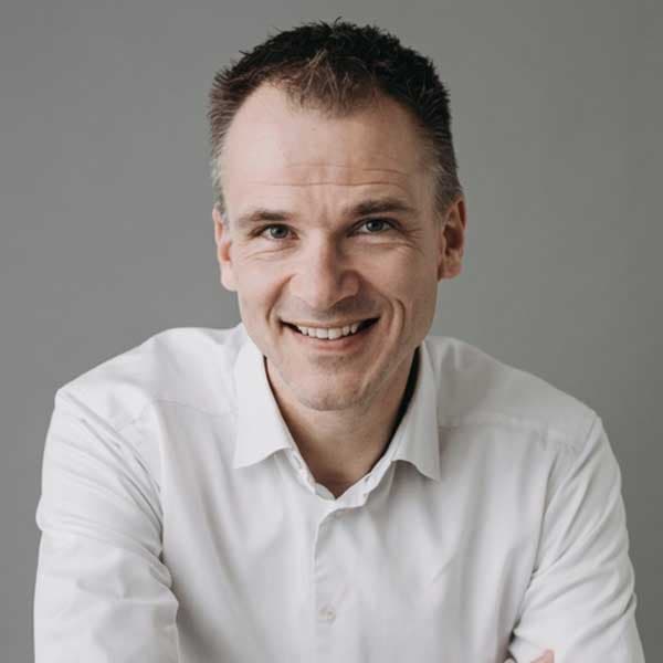 Anders Panum Jensen Anders Panum Jensen er miljødirektør hos Landbrug & Fødevarer. Her har Anders også tidligere været viceområdedirektør inden for bæredygtighed, miljø og EU samt været vand- og naturpolitisk chef.