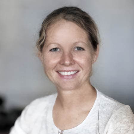 Kristina Petersen Kristina Petersen er afdelingsdirektør for risiko og compliance hos Nykredit, hvor hun har ansvaret for at opsætte, implementere og teste programmer, der sikrer virksomhedens overholdelse af lovgivning og interne retningslinjer.