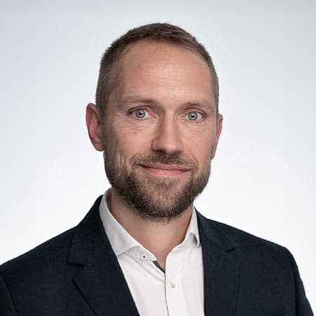 Ander Bech Tharsgaard Anders Bech Tharsgaard arbejder som strategisk rådgiver og interim leder inden for krydsfeltet af ledelse, bæredygtighed og eksekvering af strategiske indsatser i organisationer.