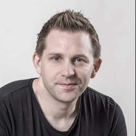 Max Schrems Maxiliam Schrems er formand og grundlægger af NOYB – Non of Your Business, også kendt som European Center for Digital Rights. Max og NOYB kæmper for at Tech-giganterne og andre overholder EUs GDPR-regler.