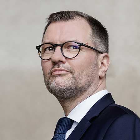 Kåre Pihlmann Kåre Pihlmann er specialiseret som forsvarsadvokat i Advokatfirmaet Kåre Pihlmann og har i ca. 15 år har arbejdet med alle typer straffesager – herunder sager om økonomisk kriminalitet, narkotika, drab m.v.