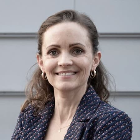 Line Lucie Cassøe Line Lucie Cassøe er CEO og partner i TEAMVAERK og har mere end 15 års erfaring som rådgiver og konsulent inden for strategisk ledelse, organisationsudvikling og forandringsledelse.