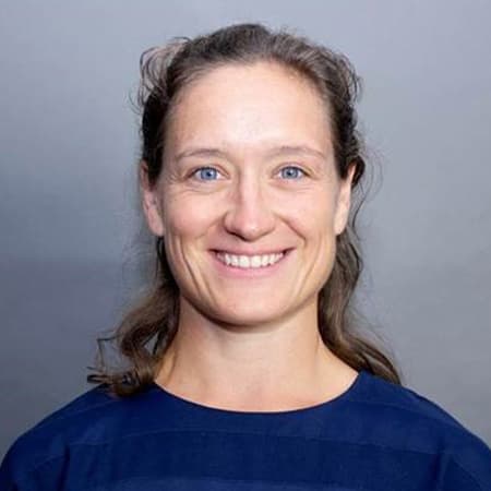 Dea Andersen Dea Andersen er specialkonsulent hos Erhvervsstyrelsen og har været det siden 2023. Hun spiller en central rolle i at sikre korrekt anvendelse og hensigtsmæssighed af reglerne for udbudspligtige kontrakter i relation til investeringsscreeningsloven.