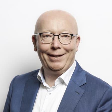 Jesper Ravn Jesper Ravn er advokat og partner hos ARK Advokatpartnerselskab. Han beskæftiger sig primært med rådgivning og retssagsbehandling inden for et bredt felt af forsikrings- og erstatningsretlige områder, herunder bl.a. personskader, pensions- og ulykkesforsikringer, autoforsikring, privatforsikringer og erhvervsforsikringer samt forsikringsbedrageri.