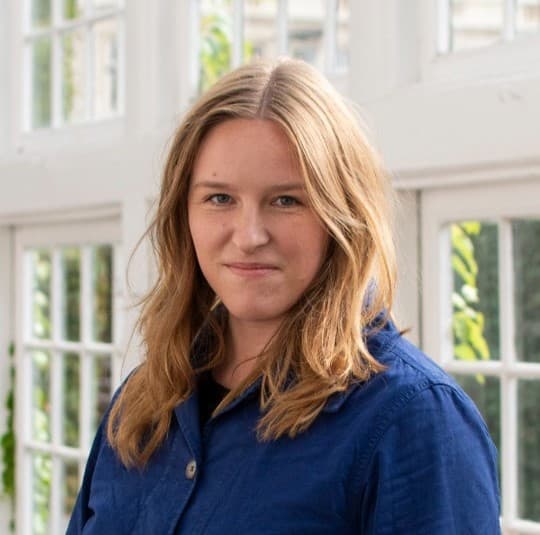 Louise Høyer Bom Louise Høyer Bom er ph.d.-stipendiat og videnskabelig assistent ved Sociologisk Institut på Københavns Universitet, hvor hun forsker i seksuelt samtykke og retssystemets behandling af voldtægtssager.
