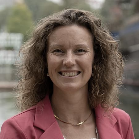 Sarah Aalborg Sarah Aalborg er Chief Information Security Officer i Tivoli og blandt Danmarks førende eksperter inden for informationssikkerhed, risikohåndtering og medarbejderadfærd.