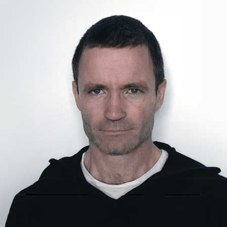 Hans Jakob Larsen Hans Jakob Larsen er retsgenetiker i Afdeling for Retsgenetik på Retsmedicinsk Institut, som er en del af Det Sundhedsvidenskabelige Fakultet på Københavns Universitet. Her varetager Hans Jakob primært ledelsen af arbejdet med DNA-beviser i kriminalsager.