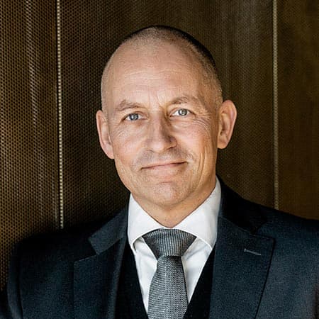 Tomas Ilsøe Andersen Tomas Ilsøe Andersen er advokat og partner hos Poul Schmith/Kammeradvokaten. Han beskæftiger sig som teamleder, særligt inden for offentlige anskaffelser (udbud), og rådgivning vedrørende indgåelsen af kontrakter; deres indhold og fortolkning. I den forbindelse fører han også sager for Klagenævnet for Udbud.