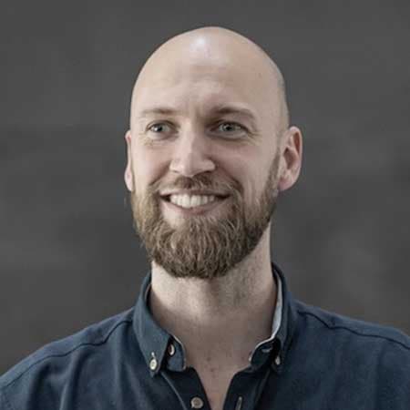 Danni Liljekrans Danni Liljekrans har en master i Ledelse og Organisationspsykologi fra Aalborg Universitet, men er egentlig uddannet civilingeniør i robotteknologi.