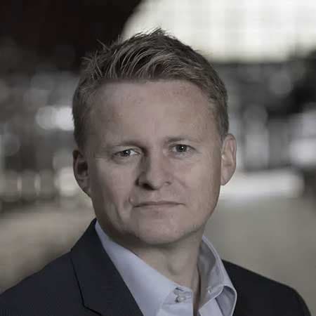 Aske Mastrup Wieth-Knudsen Aske Mastrup Wieth-Knudsen er underdirektør og bæredygtighedschef hos DSB. Aske arbejder på at integrere nye bæredygtighedsmål hos DSB.