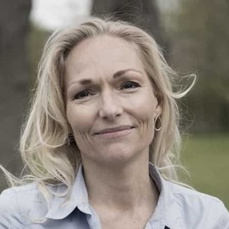 Annelise Warrer Annelise Warrer er Head of Compliance i Nykredit-koncernen og har omfattende erfaring med, hvordan man etablerer en effektiv compliancefunktion samt hvordan man i praksis laver compliance i en finansiel virksomhed.