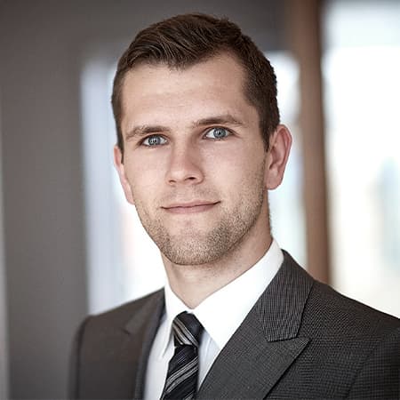 Mikkel Vindfeldt Mikkel Vindfeldt rådgiver om offentligretlige forhold, herunder særligt miljø- og planret samt almindelig forvaltningsret.
Mikkel rådgiver om miljø- og planretlige problemstillinger, blandt andet forureningssager, sager om beskyttelseslinjer og naturbeskyttelse, lovliggørelsessager samt sager om planretlige forhold.