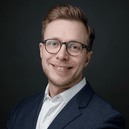 Theodor Christensen Theodor Christensen er Company Owner af Envira som han startede i 2023. Envira er specialiseret i at hjælpe finansielle institutioner med ESG og regulering. Theodor er ekspert i bæredygtig finansiering og styring af ESG-risici.