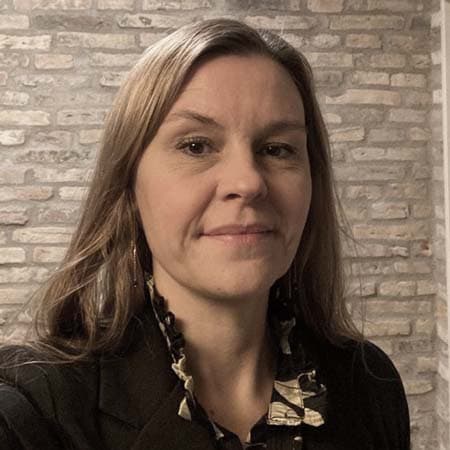 Anna-Sophie Trolle Vahl Anna-Sophie Trolle Vahl er funktionsleder i Familieretshusets børneenhed og har ansvar for 18 medarbejdere fordelt mellem Ringsted, Odense og Aabenraa. I gennem hele sin karriere har Anna-Sophie arbejdet inden for børne- og ungdomsområdet.