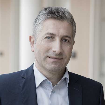 Thomas Etter Thomas Etter har mere end 15 års hands-on og ledelseserfaring med Legal Compliance fra globale virksomheder. Han har en baggrund som leder af compliancefunktionen i en række internationale virksomheder, bl.a. Red Flag Group, Maersk, Damco og Brüel & Kjær.