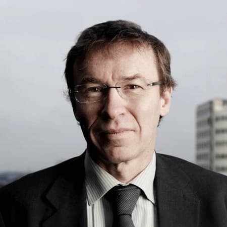 Henrik Fausing Henrik Fausing har en bred erfaring inden for entrepriseret, byggeri og kontraktstyring. Henrik var Dansk Byggeris repræsentant i udvalget for revidering af de Almindelige Betingelser (AB) for bygge- og anlægsbranchen i Danmark.