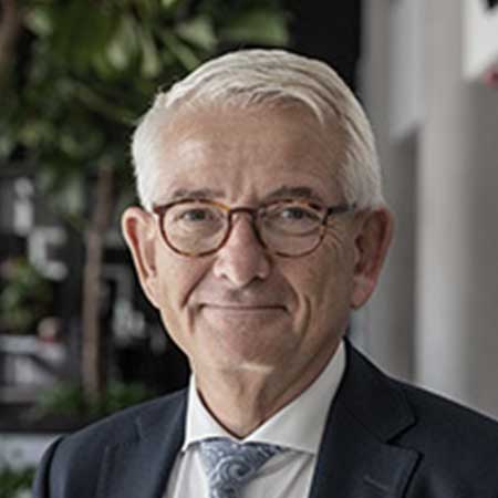 Michael Bruhn Michael Bruhn er, som ejendomsdirektør hos PFA Pension, ansvarlig for at udvikle og eksekvere PFA’s investeringsstrategi på ejendomsområdet. Michael har arbejdet i PFA siden 2013.