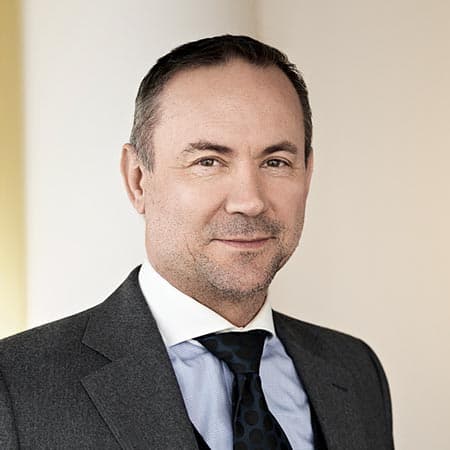 Kim Esben Stenild Høibye Kim Stenild Høibye er advokat og partner hos Lund Elmer Sandager. Han har særlig erfaring med rådgivning af internationale virksomheder i forbindelse med markedsføring og etablering på det nordiske marked inden for kapitalforvaltning, finansielle produkter, etablering og drift af kollektive investeringsordninger og strukturer (bl.a. UCITS, AIFMD), grænseoverskridende distribution og investeringsstrukturer.