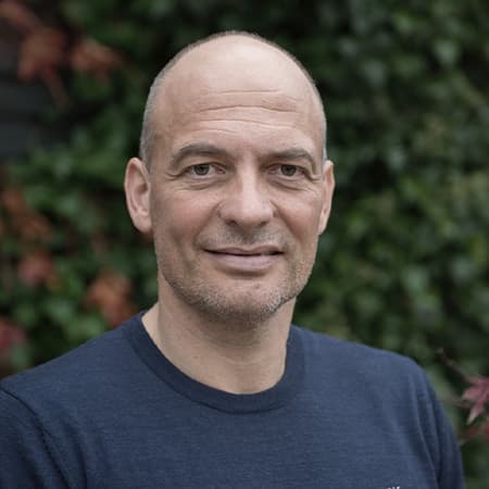 Peter Tanev Peter Tanev er én af Danmarks mest kendte meteorologer og vejrværter. Med sin smittende entusiasme og store passion for vejr og klima har han i årtier været en fast del af TV 2 Vejret, hvor han har guidet seerne gennem både solrige dage og stormfulde nætter. Peter Tanevs fascination for vejr startede allerede som barn, og han fulgte sin interesse op med en bachelor i klimatologi fra Københavns Universitet.