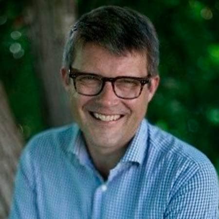 Jakob Dornonville de la Cour Jakob har mere end 25 års erfaring inden for HR og har været med til at drive agendaen for flere af Danmarks største virksomheder både nationalt og internationalt. Han har både været hos TDC, Huawei Technologies, TORM og nu Scandlines.