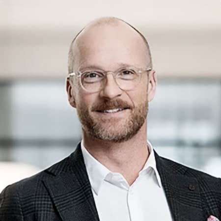 Benjamin Lundström Benjamin Lundström er partner i SIRIUS advokater og har siden 2004 arbejdet som mediator. Benjamin har haft mere end 350 mediationer og er på denne baggrund én af de mest erfarne mediatorer i Danmark.