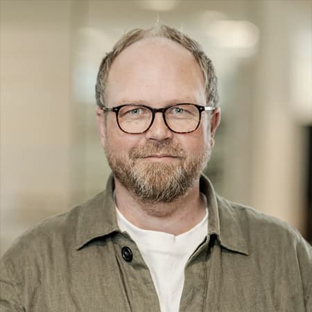 Jesper Køppen Fenger-Mieritz Jesper Køppen Fenger-Mieritz er advokat og partner i Advokatfirmaet Fenger-Mieritz med speciale i erhvervsret og proces. Her integrerer de aktivt AI-værktøjer i det daglige arbejde – både til sagsbehandling, research og effektivisering af arbejdsgange.