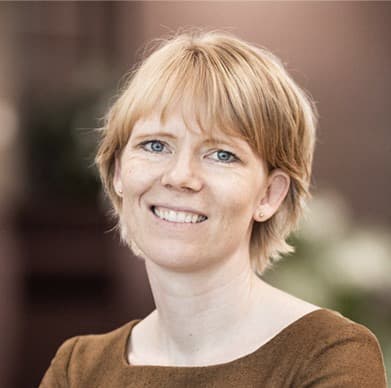 Rebecca Vikjær-Andresen Rebecca Vikjær-Andresen er advokat og partner hos Poul Schmith/Kammeradvokaten. Rebecca rådgiver offentlige virksomheder og myndigheder i sager med EU-retlige problemstillinger.