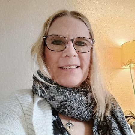 Lone Grønborg Lone Grønborg er uddannet Cand. Scient. og har i over 10 år beskæftiget sig med indeklimaproblematikker i huset og bygninger