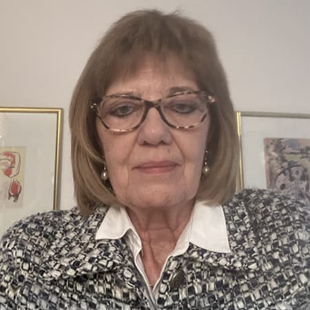 Birgitte Arnfred Birgitte Arnfred er grundlægger af Arnfred Advokater, etableret i 2002, og har en solid juridisk baggrund med en cand.jur. fra 1989.