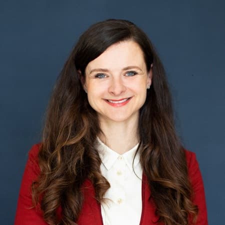 Rikke Østergaard Rikke Østergaard er specialist i stress, konfliktløsning, samarbejde, mindfulness og ikke mindst arbejdsglæde. Rikke er en yderst inspirerende og motiverende foredragsholder.