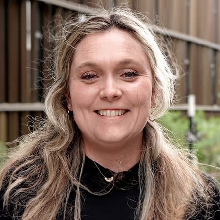 Martha Nør Kjeldsen Kontorchef i Energistyrelsen
Martha Nør Kjeldsen er kontorchef i adelingen for Landvind og Sol i Energistyrelsen. Her arbejde hun med Energistyrelsens bæredygtighedsprojekter der omhandler opstilling af solcelleparker og vindmølleparker på land.