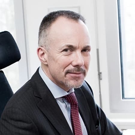 Karsten Müller Karsten Müller er advokat og indehaver af advokatfirmaet Müller. Han er specialiseret inden for inkasso og har opbygget omfattende erfaring med at bistå virksomheder i inddrivelsen af udestående fordringer samt rådgivning om kreditstyring og gældsopkrævning.