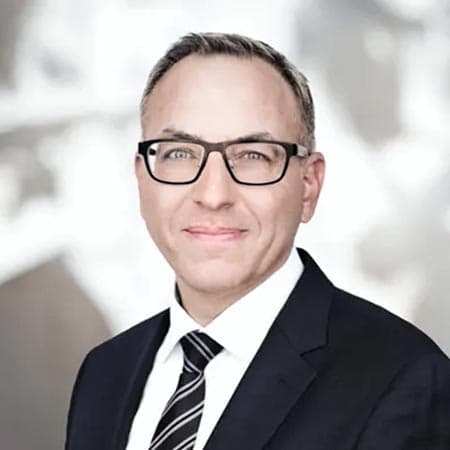 Andreas Antoniades Andreas Antoniades har stor erfaring med rådgivning af danske og udenlandske klienter vedrørende fast ejendom, udbud, retssagsbehandling, lejeaftaler til bolig og erhvervsformål, køb/salg af ejendomme, sale and lease back samt rekonstruktion af ejendomsselskaber.