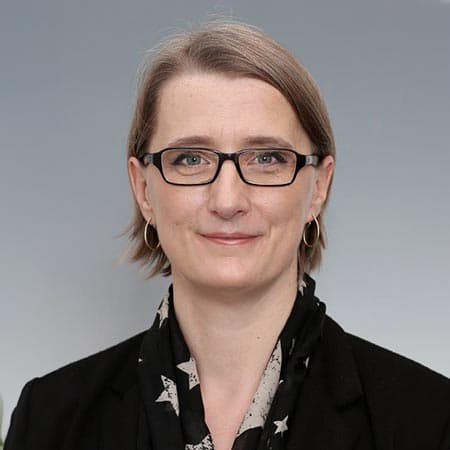 Eva Naur Eva Naur forsker både i den traditionelle familie- og arveret og de problemer, der opstår i grænseområdet mellem socialret og personret.