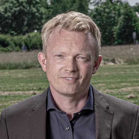 Søren Maigaard Tobiasen Søren Maigaard-Tobiasen er direktør for EnergiCERT. Her varetager han foreningens og medlemmernes overordnede interesse i at løfte energisektorens cyber- og informationssikkerhedsniveau, og støtte sektoren i at agere professionelt mod cybertruslen.