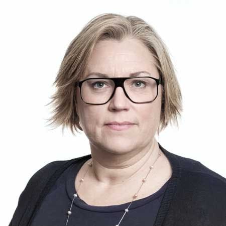Tanja Graabæk er advokat og har arbejdet med familieret i mange år. Hun har en baggrund som jurist i Familieretshuset (både da det hed Statsamtet og Statsforvaltningen) og i den tidligere klageinstans Ankestyrelsen.