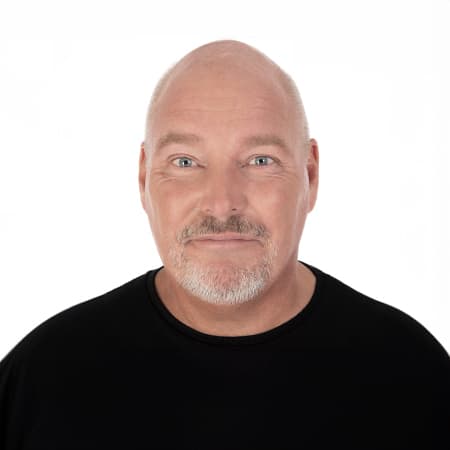 John Harmsen John Harmsen har arbejdet 22 år som inspirator i arbejdsglæde.  John er en af Danmarks mest erfarne foredragsholdere og har inspireret mange mennesker til et sjovere og bedre arbejdsliv.