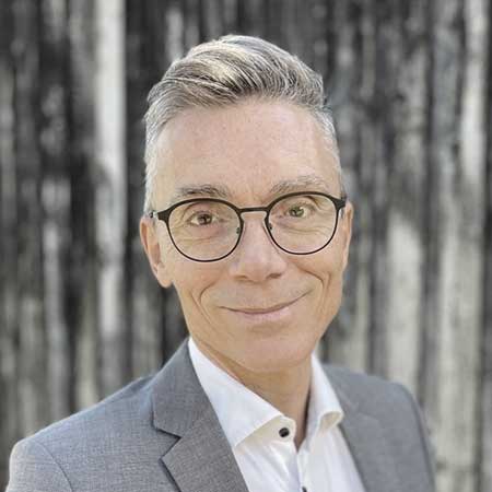 Carsten Nymann Carsten Nymann er underdirektør og chef for bæredygtighed hos Realkredit Danmark. Carsten leder et nye bæredygtighedsteam, som Realkredit Danmark har annonceret er deres vigtigste udviklingsområde i de kommende år.