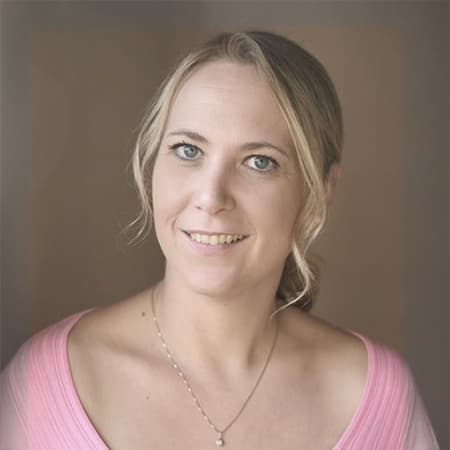 Carina Marie Hansen Carina Marie Hansen arbejdede som sagsbehandler ved Østre Landsret og chefsekretær i Tibetkommissionen II, inden hun i oktober 2021 blev ansat som systemejer i Domstolsstyrelsen.